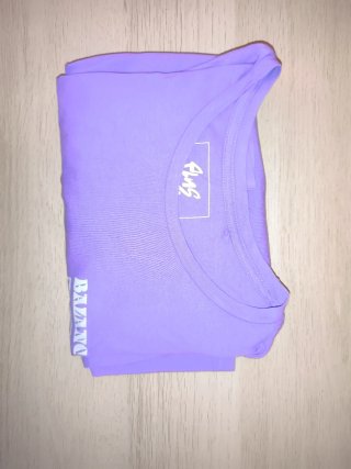 Camiseta ancha lila con dibujo.