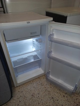 Nevera pequeña blanca