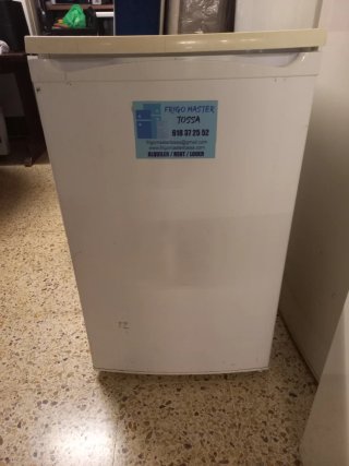Nevera pequeña blanca