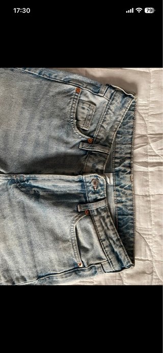 Pantalones vaqueros desgastados