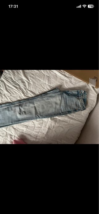 Pantalones vaqueros desgastados