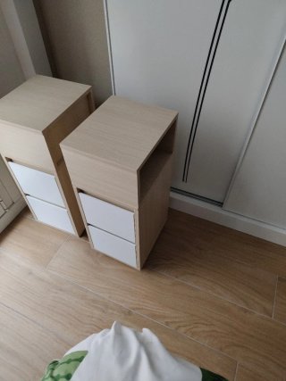 Comodino con cassetti