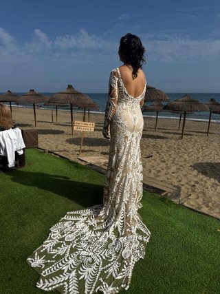 Vestido novia de encaje largo beige y blanco