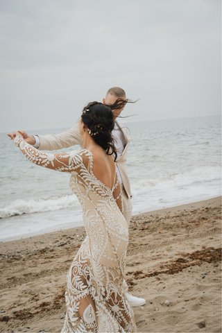 Vestido novia de encaje largo beige y blanco