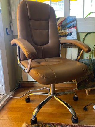 Silla de oficina de cuero marrón