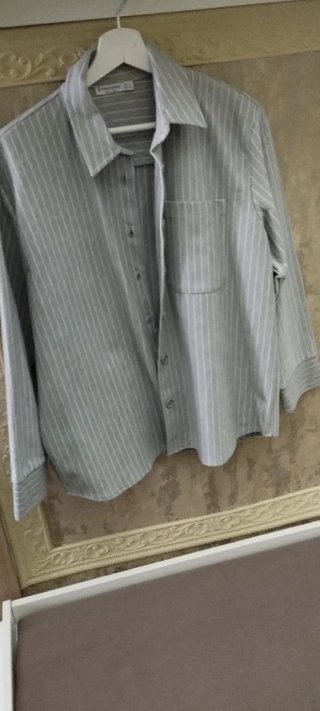 Camisa de rayas grises