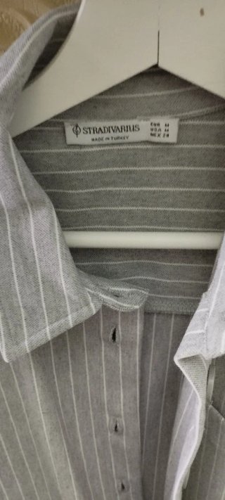 Camisa de rayas grises