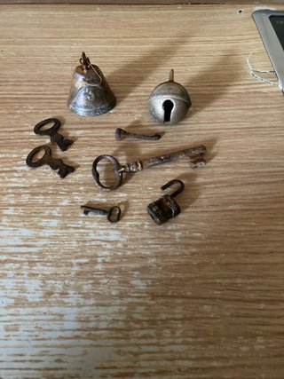 Lote de llaves, campanita, candado antiguo, cascab