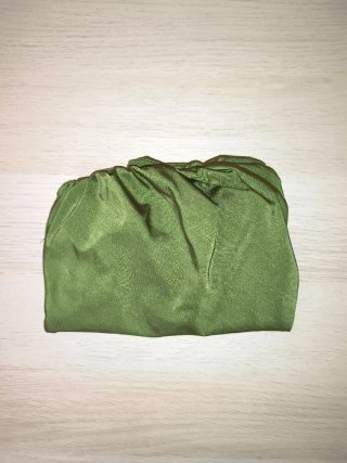 Falda verde ajustada fruncida.