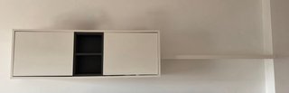 Mueble de comedor blanco y gris oscuro.