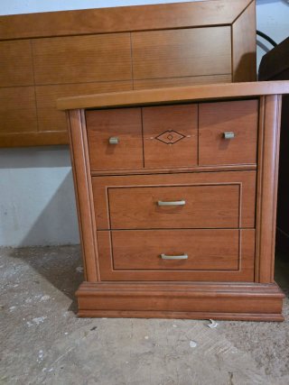 Mesita de noche de madera