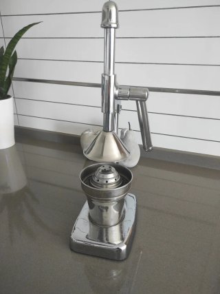 Exprimidor de cítricos metálico