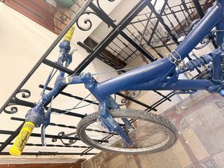 Bicicleta azul de montaña