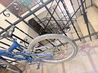 Bicicleta azul de montaña