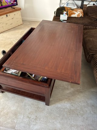 Mesa de centro elevable de madera maciza