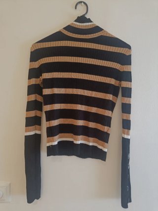 Jersey fino rayas cuello alto botones manga