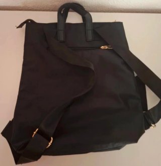 Mochila acolchada negra con cremalleras