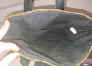 Mochila acolchada negra con cremalleras