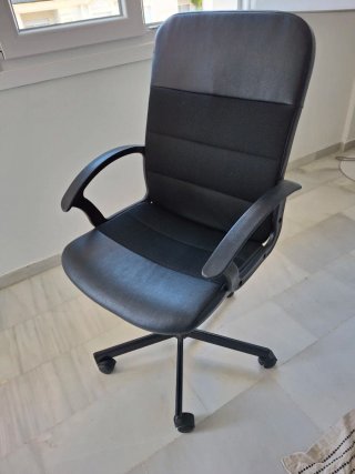 Sillón de despacho negro con ruedas