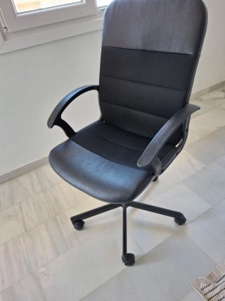 Sillón de despacho negro con ruedas