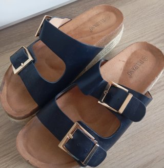 Sandalias plataforma Tulipano negras y doradas