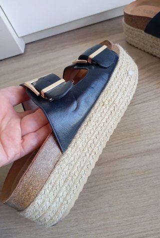Sandalias plataforma Tulipano negras y doradas