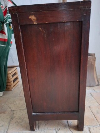 Mesita de noche antigua de madera