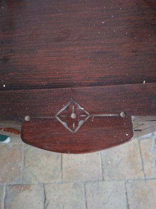 Mesita de noche antigua de madera