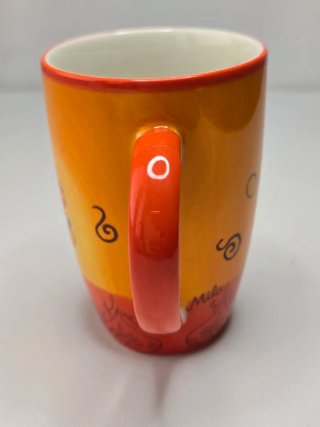 Taza de cerámica con gato meditando