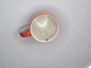 Taza de cerámica con gato meditando