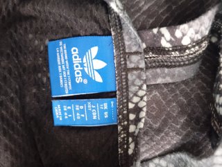 Vestido Adidas Originals estampado serpiente
