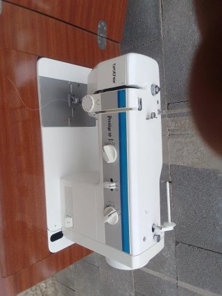 Mueble de madera para máquina de coser