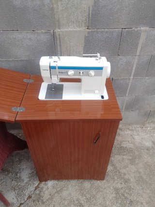 Mueble de madera para máquina de coser