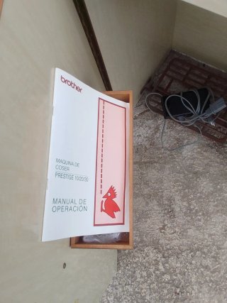 Mueble de madera para máquina de coser