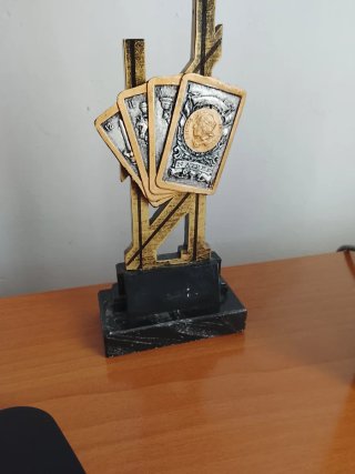 Figura Trofeo Naipes Poker