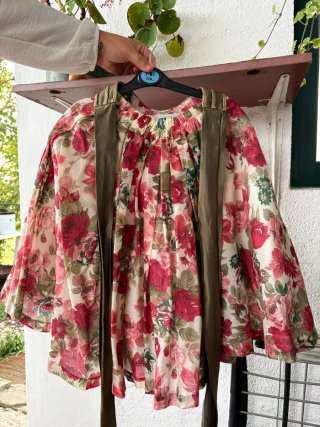 Roupa floral com laços