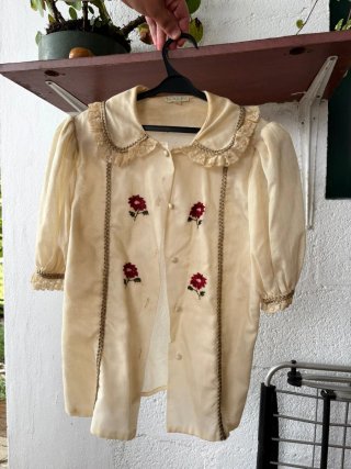 Roupa floral com laços