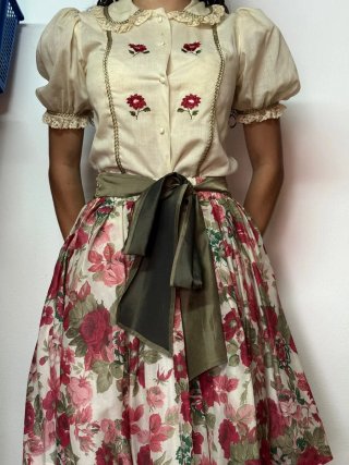 Roupa floral com laços
