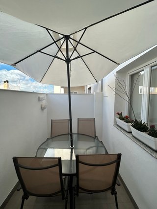 Conjunto de mesa y sillas para terraza