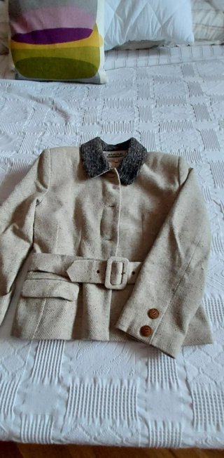 Chaqueta entallada beige y gris