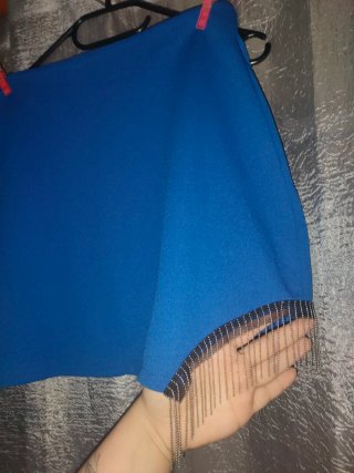 Faldas negras y azules con flecos