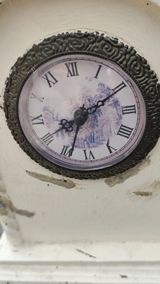 Reloj de mesa antiguo blanco