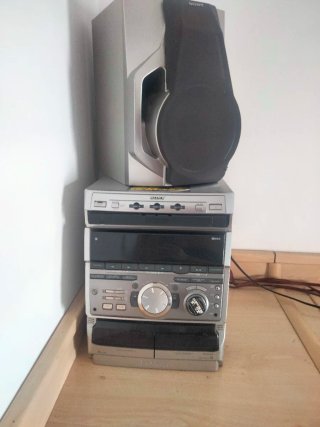 Minicadena Sony Plata y Negra y 2 altavoces