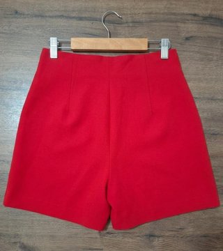 Falda corta roja tiro alto con cinturón
