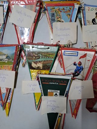 Lote 93 Banderines Colección. Catalunya, España y