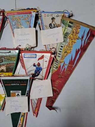 Lote 93 Banderines Colección. Catalunya, España y