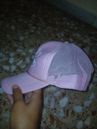 Gorra rosa de malla
