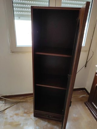 Vitrina de madera con puerta de cristal