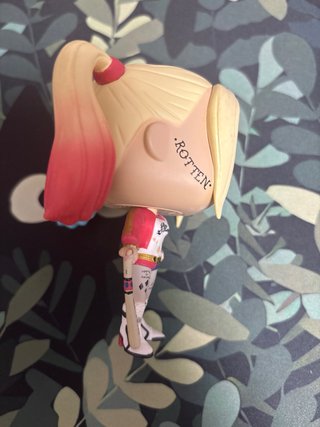 Funko Pop Harley Quinn con bate