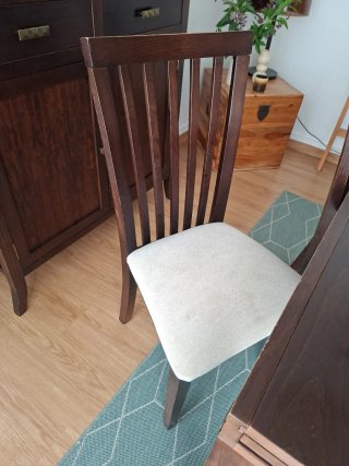 Mesa extensible nogal italiano y 4 sillas tapizada
